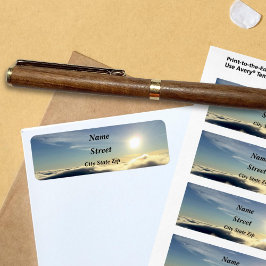 Etiqueta Sol levantándose sobre las nubes sobre las Primave