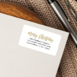 Etiqueta Tipografía de escritura moderna Gold Merry Christm<br><div class="desc">Añada un toque personal y único a sus vacaciones y a la correspondencia de los Navidades con nuestra moderna y elegante etiqueta de la dirección de retorno "Feliz Navidad" en la firma del guión dorado como</div>