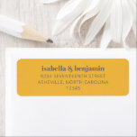Etiqueta Tipografía Negrita Boda amarillo y gris moderno In<br><div class="desc">Tipografía audaz Invitación a la boda moderna Etiqueta de dirección de devolución personalizada en amarillo y gris estilizado</div>