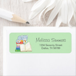 Etiqueta Un gato lindo encima de una pila de libros sobre e