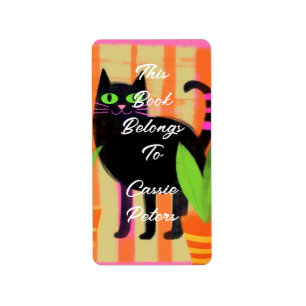 Etiqueta Un gato negro con plantas domésticas a la que pert