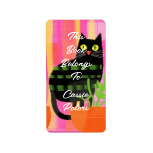 Etiqueta Un gato negro con plantas domésticas a la que pert