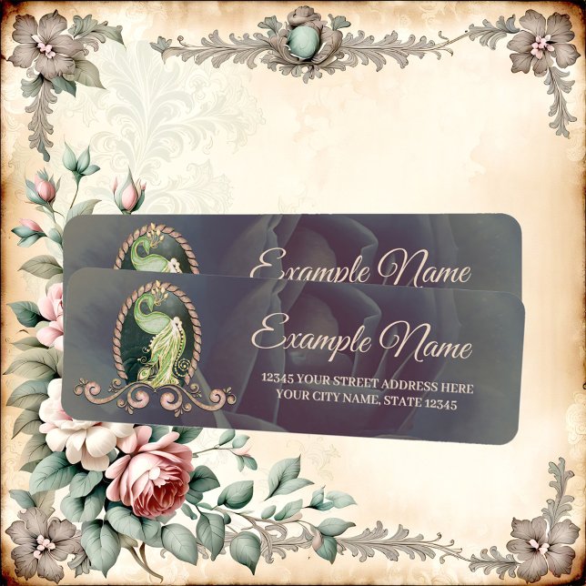 Etiqueta Un majestuoso pavo real en oro y verde. (Subido por el creador)