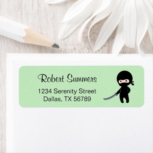 Etiqueta Un pequeño Ninja enojado sobre el verde (In situ)