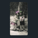 Etiqueta Vintage Christmas, Best Friends on Skis<br><div class="desc">Vintage Feliz Navidad. Foto de los mejores amigos,  un niño y una niña,  dos niños divertidos esquiando en la nieve durante el invierno. Está nevando en el bosque.</div>