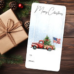 Etiqueta Vintage Christmas Red Truck Regalo de bandera patr<br><div class="desc">Vintage Red Truck Navidades Cards celebra las vacaciones con encanto patriótico. Difunde alegría y alegría festiva esta temporada navideña con nuestras tarjetas de Navidades de camiones rojos. Capturando perfectamente el espíritu de un bello y rústico paisaje invernal, estas tarjetas cuentan con un encantador camión rojo adornado con un árbol de...</div>
