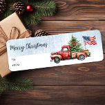 Etiqueta Vintage Christmas Red Truck Regalo de bandera patr<br><div class="desc">Vintage Red Truck Navidades Cards celebra las vacaciones con encanto patriótico. Difunde alegría y alegría festiva esta temporada navideña con nuestras tarjetas de Navidades de camiones rojos. Capturando perfectamente el espíritu de un bello y rústico paisaje invernal, estas tarjetas cuentan con un encantador camión rojo adornado con un árbol de...</div>