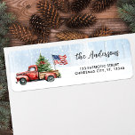 Etiqueta Vintage Christmas Red Truck US Flag Return Address<br><div class="desc">Vintage Red Truck Navidades Cards celebra las vacaciones con encanto patriótico. Difunde alegría y alegría festiva esta temporada navideña con nuestras tarjetas de Navidades de camiones rojos. Capturando perfectamente el espíritu de un bello y rústico paisaje invernal, estas tarjetas cuentan con un encantador camión rojo adornado con un árbol de...</div>