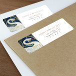 Etiqueta Vintage Swan Floral Personalizado Dirección de Ret<br><div class="desc">Esta etiqueta de dirección de devolución de motivos de cisne vintage combina elegancia con practicidad para sus necesidades de correspondencia. El diseño presenta un cisne único y detallado con un fondo de marina rica y azul medianoche, con sutiles acentos dorados y blancos que resaltan la forma elegante del cisne. El...</div>