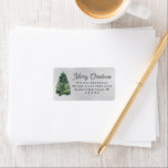 Etiqueta Watercolor Christmas Tree Grey Return Address<br><div class="desc">El festivo diseño de la etiqueta de la fiesta personalizado "Feliz Navidad" presenta una escena rústica de invierno de moda con un fondo gris nevado y un árbol de pino de Navidades pintado con una acuarela verde. Personalice la redacción gris del carbón vegetal con su elección de saludo y el...</div>