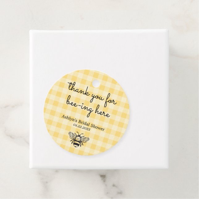 Etiqueta Yellow Plaid Bee Bridal Shower Gift (In situ)