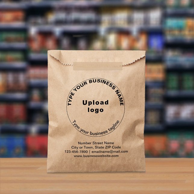 Etiquetado comercial en la bolsa de papel marrón (Brown paper bag with business tagline and brand in round shape displayed in a store)
