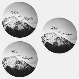 Etiquetas Boda blanco y negro bajo las montañas