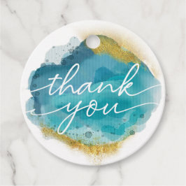 Etiquetas de color azul y oro en la playa