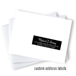 Etiquetas de direcciones individuales de color bla<br><div class="desc">Elegante y distinguido nombre de invitado de boda personalizado dirección de correo negro con un guión de caligrafía blanca de moda.</div>