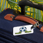 Etiquetas De Equipaje De Bolas De Fútbol Y Cinta<br><div class="desc">Este diseño es de una pelota de fútbol y una cinta. Se hace un poco como una pancarta. La cinta es verde y luego, en el medio, llega a una pelota de fútbol. Esta pelota de fútbol y el diseño de la cinta se ven muy bien en estas etiquetas de...</div>