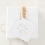 Etiquetas de Favor de la Boda Minimalista Simple G<br><div class="desc">Estos minimalistas favoritos de boda dorados son perfectos para un boda moderno. El diseño, sencillo y elegante, presenta una tipografía de escritura clásica y elegante en oro. Haga las etiquetas propias incluyendo sus nombres, el evento (si procede) y la fecha. Estas etiquetas de bienvenida pueden complementar la recepción de una...</div>