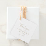 Etiquetas de Favor de la Boda Minimalista Simple G<br><div class="desc">Estos minimalistas favoritos de boda dorados son perfectos para un boda moderno. El diseño, sencillo y elegante, presenta una tipografía de escritura clásica y elegante en oro. Haga las etiquetas propias incluyendo sus nombres, el evento (si procede) y la fecha. Estas etiquetas de bienvenida pueden complementar la recepción de una...</div>