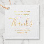 Etiquetas de preferencia de Relieve metalizado de<br><div class="desc">Una simple etiqueta clásica de favores matrimoniales con un mensaje editable para parejas y un guión de caligrafía en su elección o Relieve metalizado de oro o plata impreso en un blanco limpio o rústico material de papel Kraft. Perfecto para favores de boda como bolsas de regalo, botellas de vino...</div>