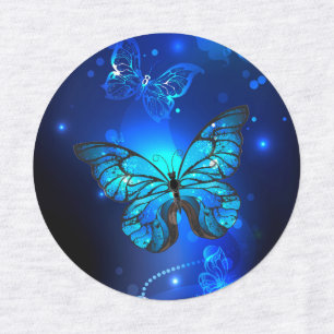 Etiquetas Mariposa morfo en el fondo oscuro