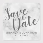 Etiquetas Mármol de escritura moderna Boda Guardar las etiqu<br><div class="desc">Guión moderno Guardar las etiquetas de fecha con el título "Save the Date" (Guardar la fecha) en letra de guión moderno gris con nombre y fecha en letra moderna sans serif sobre fondo de mármol blanco.</div>