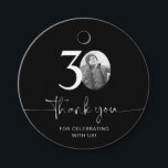 Etiquetas Para Recuerdos Black 30th Birthday Gracias<br><div class="desc">Añade un toque personal a los favores de tu fiesta con esta etiqueta personalizada de 30 cumpleaños. Diseñada para hacer su celebración de hitos extra especial, esta etiqueta le permite añadir su propia foto y personalizar el texto para un único keepsake. Perfecto para adjuntar favores de fiesta, bolsos de regalo...</div>