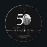 Etiquetas Para Recuerdos Black 50th Birthday Gracias<br><div class="desc">Añade un toque personal a los favores de tu fiesta con esta etiqueta personalizada de 50 cumpleaños. Diseñada para hacer su celebración de hitos extra especial, esta etiqueta le permite añadir su propia foto y personalizar el texto para un único keepsake. Perfecto para adjuntar favores de fiesta, bolsos de regalo...</div>
