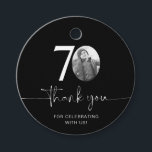 Etiquetas Para Recuerdos Black 70th Birthday Gracias a Favor Tags<br><div class="desc">Añade un toque personal a los favores de tu fiesta con esta etiqueta personalizable de 70 cumpleaños. Diseñada para hacer su celebración de hitos extra especial, esta etiqueta le permite añadir su propia foto y personalizar el texto para un único keepsake. Perfecto para adjuntar favores de fiesta, bolsos de regalo...</div>