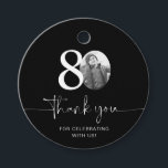 Etiquetas Para Recuerdos Black 80th Birthday Gracias<br><div class="desc">Añade un toque personal a los favores de tu fiesta con esta etiqueta personalizada de 80 cumpleaños. Diseñada para hacer su celebración de hitos extra especial, esta etiqueta le permite añadir su propia foto y personalizar el texto para un único keepsake. Perfecto para adjuntar favores de fiesta, bolsos de regalo...</div>