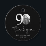 Etiquetas Para Recuerdos Black 90th Birthday Gracias<br><div class="desc">Añade un toque personal a los favores de tu fiesta con esta etiqueta personalizada de 90 cumpleaños. Diseñada para hacer su celebración de hitos extra especial, esta etiqueta le permite añadir su propia foto y personalizar el texto para un único keepsake. Perfecto para adjuntar favores de fiesta, bolsos de regalo...</div>