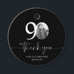 Etiquetas Para Recuerdos Black 90th Birthday Gracias<br><div class="desc">Añade un toque personal a los favores de tu fiesta con esta etiqueta personalizada de 90 cumpleaños. Diseñada para hacer su celebración de hitos extra especial, esta etiqueta le permite añadir su propia foto y personalizar el texto para un único keepsake. Perfecto para adjuntar favores de fiesta, bolsos de regalo...</div>
