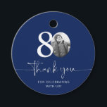 Etiquetas Para Recuerdos Blue 80th Birthday Gracias<br><div class="desc">Añade un toque personal a los favores de tu fiesta con esta etiqueta personalizada de 80 cumpleaños. Diseñada para hacer su celebración de hitos extra especial, esta etiqueta le permite añadir su propia foto y personalizar el texto para un único keepsake. Perfecto para adjuntar favores de fiesta, bolsos de regalo...</div>