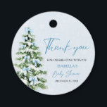 Etiquetas Para Recuerdos Blue Bows Christmas Tree Boy Winter Baby Shower<br><div class="desc">Las etiquetas Baby Shower Favor Tags del Blue Bows Christmas Tree Boy son una manera encantadora de añadir un toque festivo a tus favores de ducha de bebé de invierno! Con una suave proa azul y un acogedor árbol de Navidad, estas etiquetas son perfectas para celebrar la llegada de un...</div>