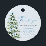 Etiquetas Para Recuerdos Blue Bows Christmas Tree Boy Winter Baby Shower<br><div class="desc">Las etiquetas Baby Shower Favor Tags del Blue Bows Christmas Tree Boy son una manera encantadora de añadir un toque festivo a tus favores de ducha de bebé de invierno! Con una suave proa azul y un acogedor árbol de Navidad, estas etiquetas son perfectas para celebrar la llegada de un...</div>