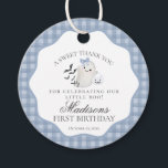Etiquetas Para Recuerdos Blue Pastel Little Boo Ghost Birthday Party Circle<br><div class="desc">¡Hey Boo! Prepárate para una celebración esquiátrica con la decoración de nuestra fiesta temática del Espíritu Azul. Este encantador diseño cuenta con un fantasma adorable que sostiene una cesta de calabaza, situada en un claro borde ondulado azul y un precioso fondo de gingham. Perfecto para una celebración divertida y festiva...</div>