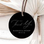 Etiquetas Para Recuerdos Boda de la elegancia moderna en blanco y negro gra<br><div class="desc">Elegantes etiquetas de favores de boda mostrando "Gracias" en un hermoso guión de caligrafía blanca con un fondo negro o color de su elección. Personalice la parte delantera de las etiquetas de agradecimiento con sus nombres y fecha de boda. La etiqueta de agradecimiento del boda se invierte para mostrar el...</div>