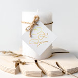 Etiquetas Para Recuerdos Boda de monograma de guión sobredimensionado<br><div class="desc">Un hermoso diseño de etiquetas de favores de boda basado en tipografía con tus iniciales en letras de Relieve metalizado de oro sobredimensionadas. Introduzca sus iniciales y,  a continuación,  utilice la herramienta de diseño para ajustar el tamaño y la posición para crear su propio monograma personalizado.</div>