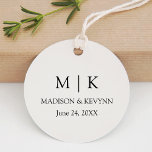 Etiquetas Para Recuerdos Boda de monograma simple Minimalista moderno<br><div class="desc">Moderno Minimalista pero elegante Pareja Monograma Iniciales,  Nombres y Etiqueta de Favor de Boda de Fecha - Negro y Blanco</div>