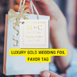 Etiquetas Para Recuerdos Boda de oro de lujo<br><div class="desc">Un diseño lujosamente elegante de Relieve metalizado dorado con un monograma boda,  dátil,  y lo más moderno es siempre en letras de guiones. El borde de doble marco añade un toque de moda. Además,  le agradecemos la plantilla de la parte posterior para que la mantenga o elimine.</div>