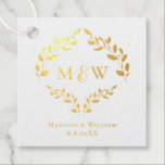 Etiquetas Para Recuerdos Boda de oro lujoso y elegante Wreath Monogram<br><div class="desc">Añada un toque de lujo a sus favores matrimoniales con nuestras etiquetas de Relieve metalizado dorado de Boda Lujoso y Elegante. Estas etiquetas presentan un sofisticado diseño de flor con un monograma resaltado en el Relieve metalizado de oro real, creando un aspecto impresionante y elegante. Personalice con las iniciales y...</div>