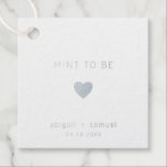 Etiquetas Para Recuerdos Boda De Relieve metalizado plateado Moderno<br><div class="desc">Etiquetas modernas y elegantes de la boda con un diseño mínimo que incluye el mensaje "Mint To Be" con corazón, sus nombres y fecha a continuación. Todos los elementos de diseño tienen un Relieve metalizado plateado real sobre un fondo blanco. Estas etiquetas simples y contemporáneas son perfectas para la pareja...</div>