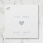 Etiquetas Para Recuerdos Boda De Relieve metalizado plateado Moderno<br><div class="desc">Etiquetas modernas y elegantes de la boda con un diseño mínimo que incluye el mensaje "Mint To Be" con corazón, sus nombres y fecha a continuación. Todos los elementos de diseño tienen un Relieve metalizado plateado real sobre un fondo blanco. Estas etiquetas simples y contemporáneas son perfectas para la pareja...</div>