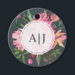 Etiquetas Para Recuerdos Boda floral botánica de peonía rosa rubí<br><div class="desc">Diseño botánico floral de peonía rosa rubí con flores de acuarela pintadas en durazno y rosa y follaje verde exuberante sobre un fondo negro apagado. Simplemente agregue sus iniciales de monograma elegantes. Perfecto para agregar un toque personal chic a sus favores de boda. Si necesita ayuda o productos coincidentes, por...</div>