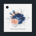 Etiquetas Para Recuerdos Boda floral de coral, azul marino y plata<br><div class="desc">Etiquetas de recuerdo de flores de acuarela en coral - melocotón rústico y azul marino con follaje de plata de hojalata falsa y patrón de abeja caprichoso en el reverso.</div>