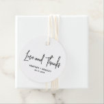 Etiquetas Para Recuerdos Boda moderna minimalista en blanco y negro<br><div class="desc">Etiquetas modernas para recuerdos de boda con un diseño simple que incluye "Amor y agradecimiento" en una tipografía de letra cursiva elegante y sus nombres y fecha de boda en una fuente minimalista sans serif. Todos los elementos de diseño son en blanco y negro. Estas etiquetas elegantes añaden un toque...</div>
