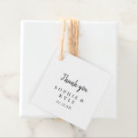 Etiquetas Para Recuerdos Boda moderno<br><div class="desc">Estas etiquetas de corte moderno son perfectas para un boda rústico. El diseño, sencillo y elegante, presenta una tipografía de escritura clásica y elegante en blanco y negro. Haga las etiquetas propias incluyendo sus nombres, el evento (si procede) y la fecha. Estas etiquetas de bienvenida pueden complementar la recepción de...</div>