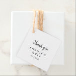 Etiquetas Para Recuerdos Boda moderno<br><div class="desc">Estas etiquetas de corte moderno son perfectas para un boda rústico. El diseño, sencillo y elegante, presenta una tipografía de escritura clásica y elegante en blanco y negro. Haga las etiquetas propias incluyendo sus nombres, el evento (si procede) y la fecha. Estas etiquetas de bienvenida pueden complementar la recepción de...</div>