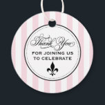Etiquetas Para Recuerdos Boda Vintage Rosa Fleur de Lis París<br><div class="desc">Etiqueta encantadora de regalo de boda redonda con "Gracias por unirse a nosotros para celebrar" en elegante escritura de caligrafía con un acento de flor de lis en un fondo de franja rosa y blanca con borde decorativo. La parte posterior muestra un patrón de franja rosa coordinado. Un delicioso acento...</div>