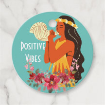 Chica hawaiano soplando concha artificial