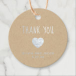 Etiquetas Para Recuerdos Corazón plateado | Simple Boda Gracias<br><div class="desc">Estas etiquetas de agradecimiento,  lindas y de moda,  bodas o duchas nupciales,  incluyen un corazón de Relieve metalizado plateado y un texto moderno escrito a mano que dice "gracias",  con espacio para sus nombres y fecha de boda,  en papel kraft. La parte trasera tiene espacio para un mensaje personal.</div>